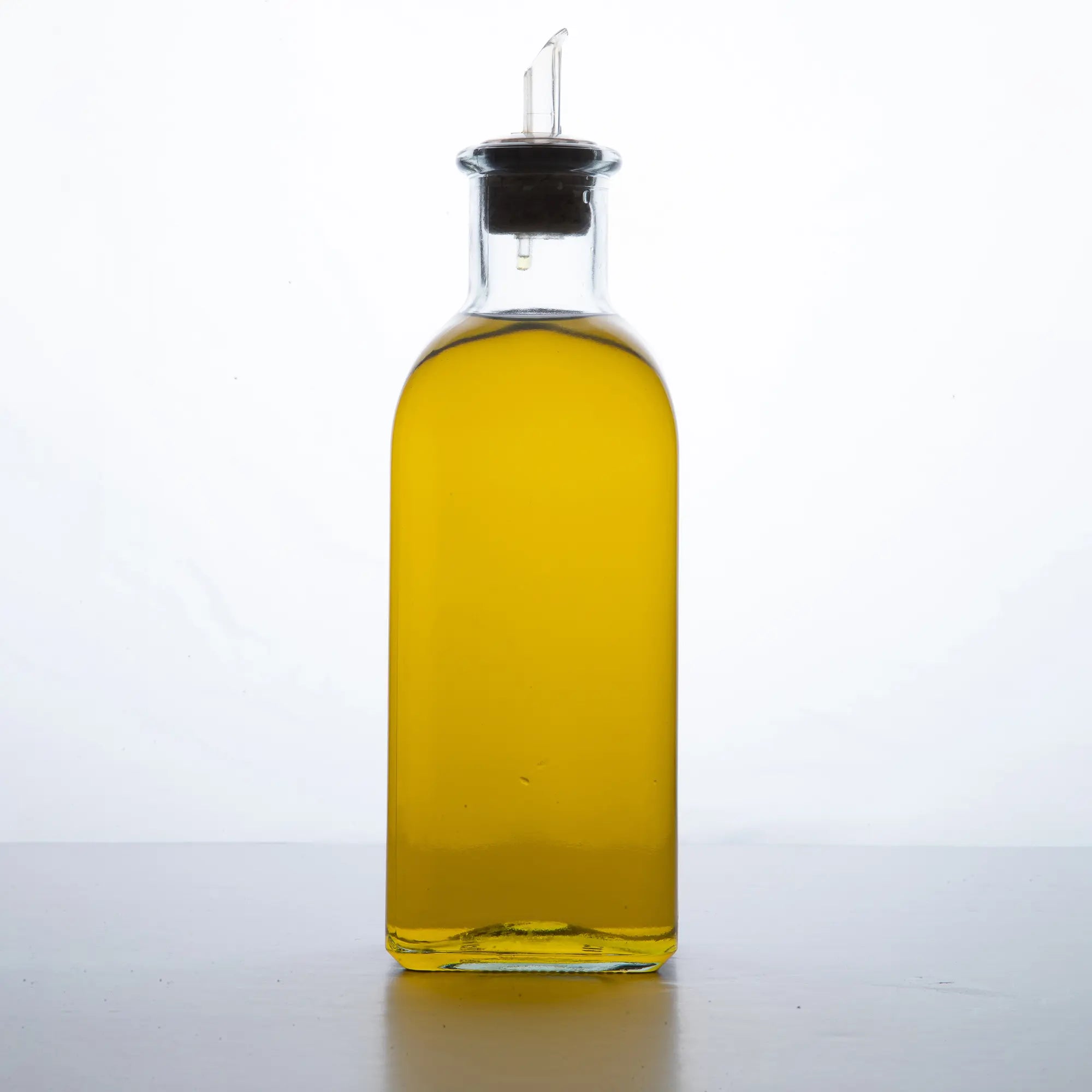 Klasyczna hiszpańska butelka 500 ml na oliwę 'frasca', wypełniona oliwą z oliwek klasy AOVE, zdjęcie przodem