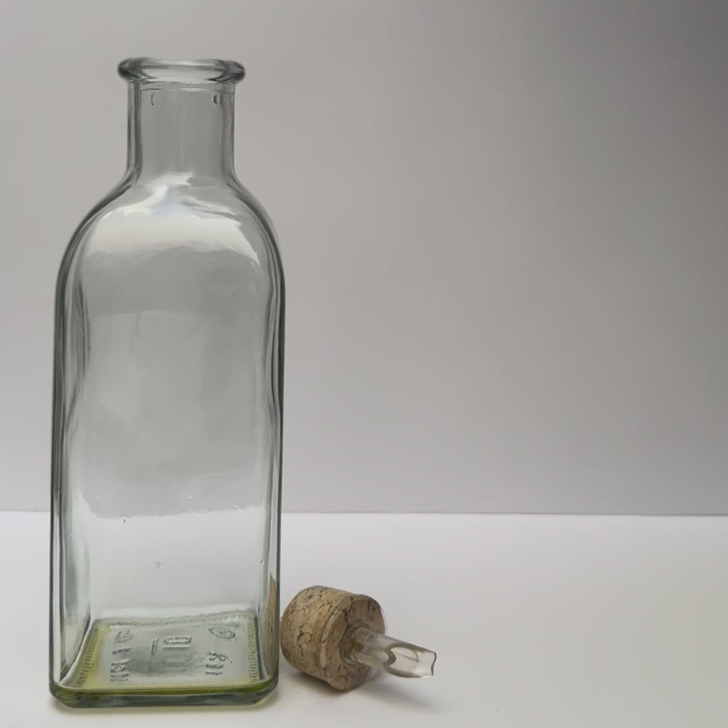 Nalewanie oliwy do butelka na oliwę 500 ml z garrafa 5 litrów. Tak kupuje się oliwę z oliwek premium w Andaluzji Hiszpanii. Świeża hiszpańska oliwa z oliwek klasy AOVE Extra Virgin z tegorocznych zbiorów oliwek. Odmiana oliwek: Arbequina. Pochodzenie: prowincja Jaén w hiszpańskiej Andaluzji.